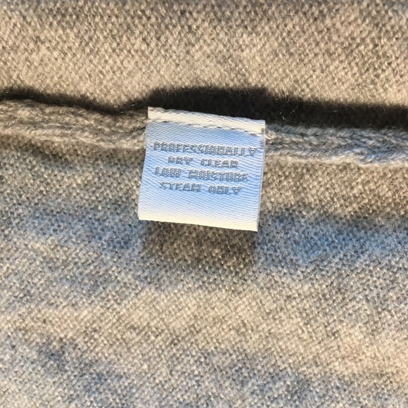 2/$25! Cashmere V-Neck sweater. Size M - Picture 9 of 13